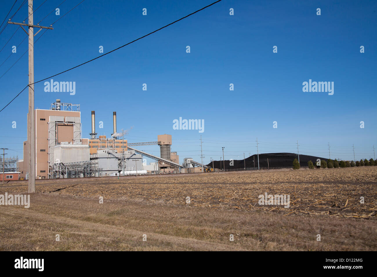 Il carbone vegetale con un mucchio di carbone accanto a bruciare per l'energia. Foto Stock