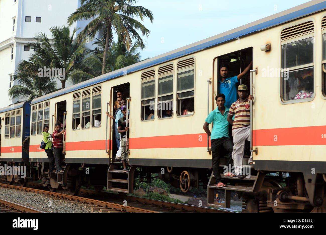 Mattina affollato treno dei pendolari passa Mount Lavinia sul modo di Colombo. Foto Stock