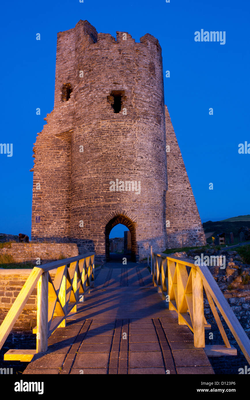 Aberystwyth Castle Tower al crepuscolo / notte / Crepuscolo Ceredigion Mid Wales UK Foto Stock