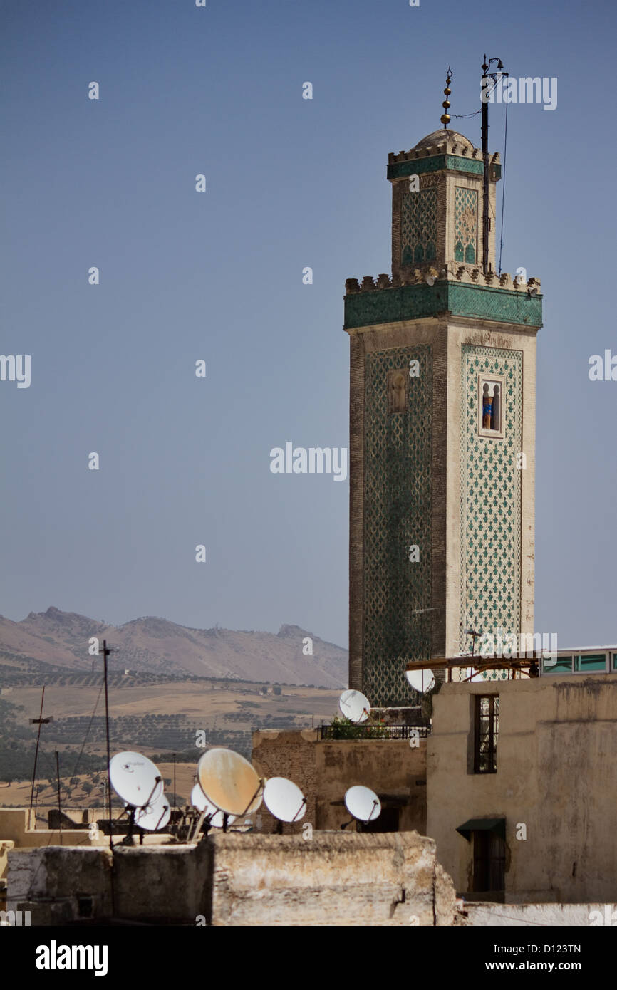 Il Marocco, Fes, Medina, la Moschea, parabolica satellitare Foto Stock