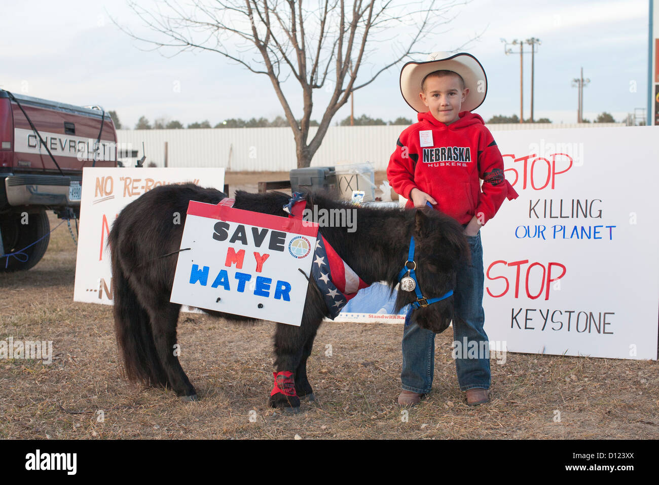 I giovani di capretto e il suo pony per protestare la Keystone XL tar sands oleodotto. Foto Stock