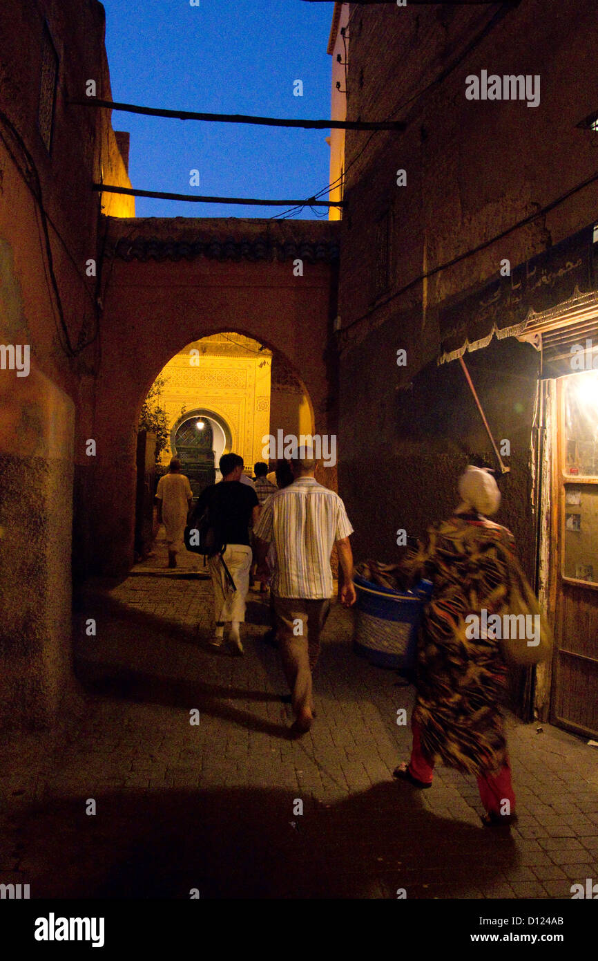 Il Marocco Marrakech, Medina, strada di notte, la luce, il tramonto Foto Stock