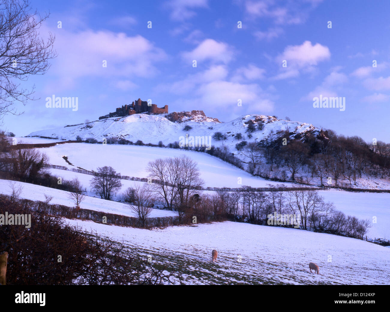 Carreg Cennen Castello nella trappola di neve vicino a Llandeilo Carmarthenshire South Wales UK Foto Stock
