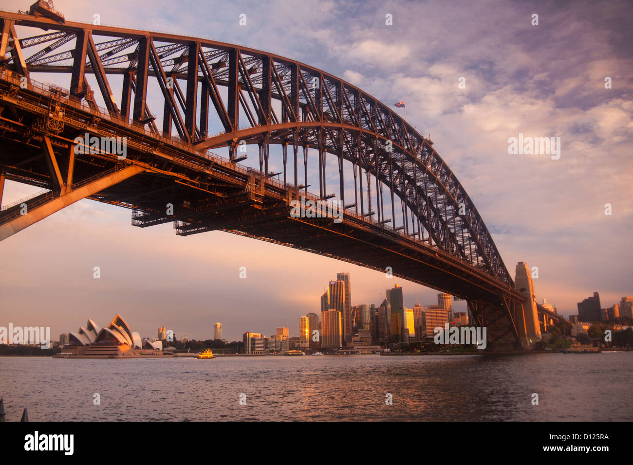 Il Sydney Harbour Bridge, CBD e Opera House al tramonto da Milsons Point Sydney New South Wales (NSW) Australia Foto Stock