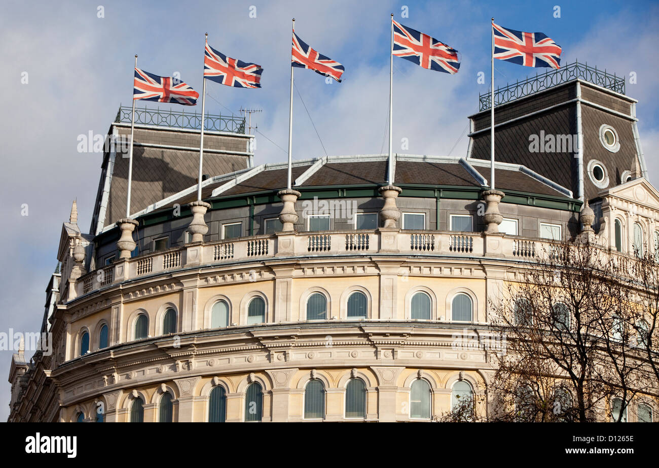 Unione bandiere svolazzanti sulla sommità del Grand edifici edificio, London, England, Regno Unito Foto Stock