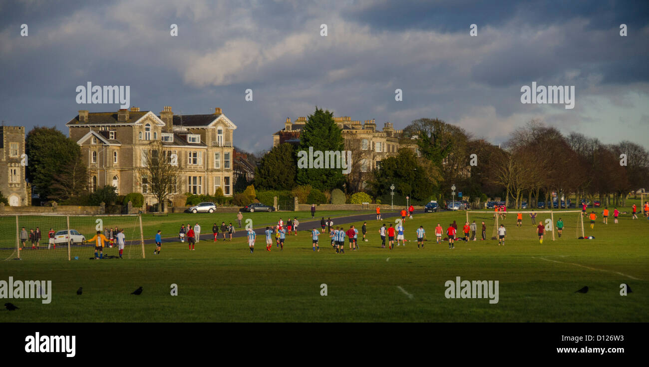 Giochi di calcio, l'Università e la scuola di sport, Downs, Bristol, Inghilterra, Regno Unito Foto Stock
