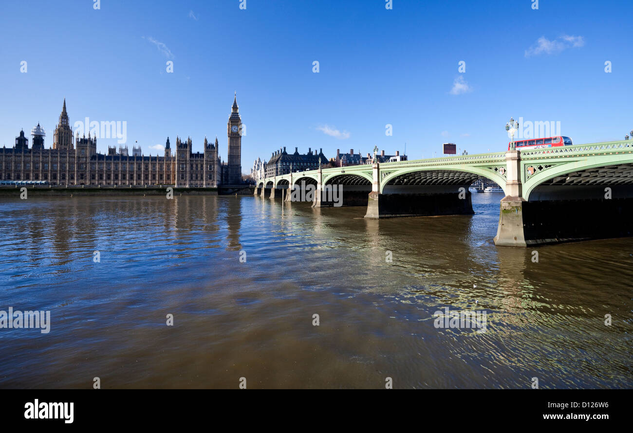 Westminster Bridge e le case del Parlamento visto sul fiume Thames, London, England, Regno Unito Foto Stock