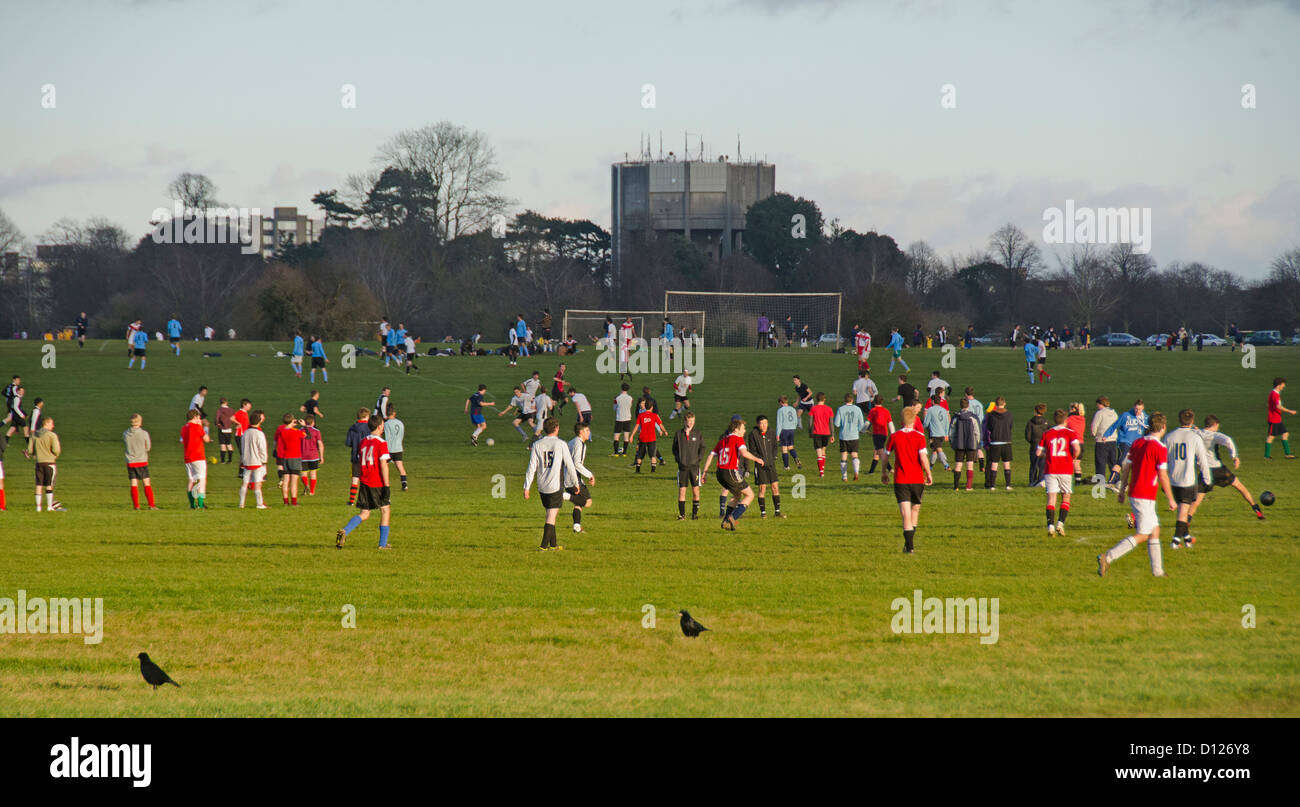 Giochi di calcio, l'Università e la scuola di sport, Downs, Bristol, Inghilterra, Regno Unito Foto Stock