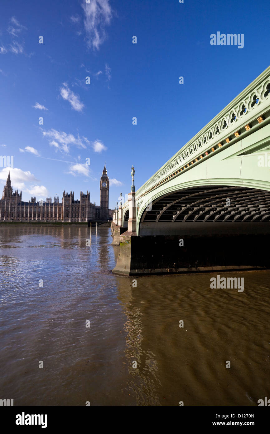 Westminster Bridge e le case del Parlamento visto sul fiume Thames, London, England, Regno Unito Foto Stock