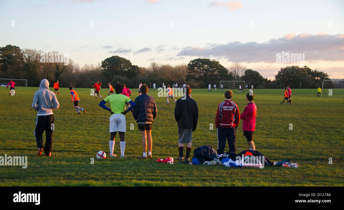 Gruppo di giocatori di guardare una partita di calcio, università sport, Downs, Bristol, Inghilterra, Regno Unito Foto Stock