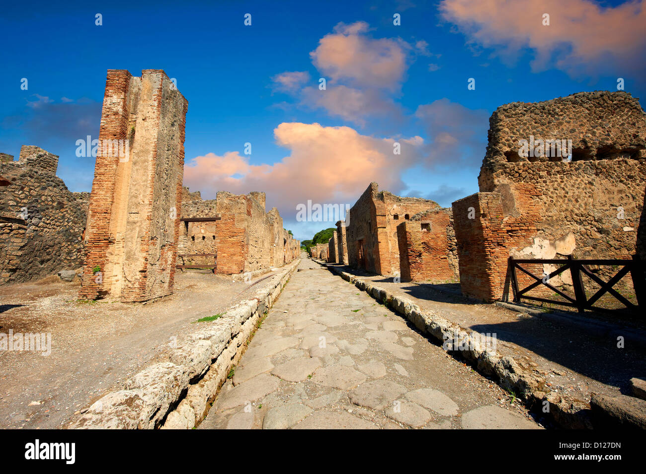 Strada di ciottoli di Pompei sito archeologico. Foto Stock