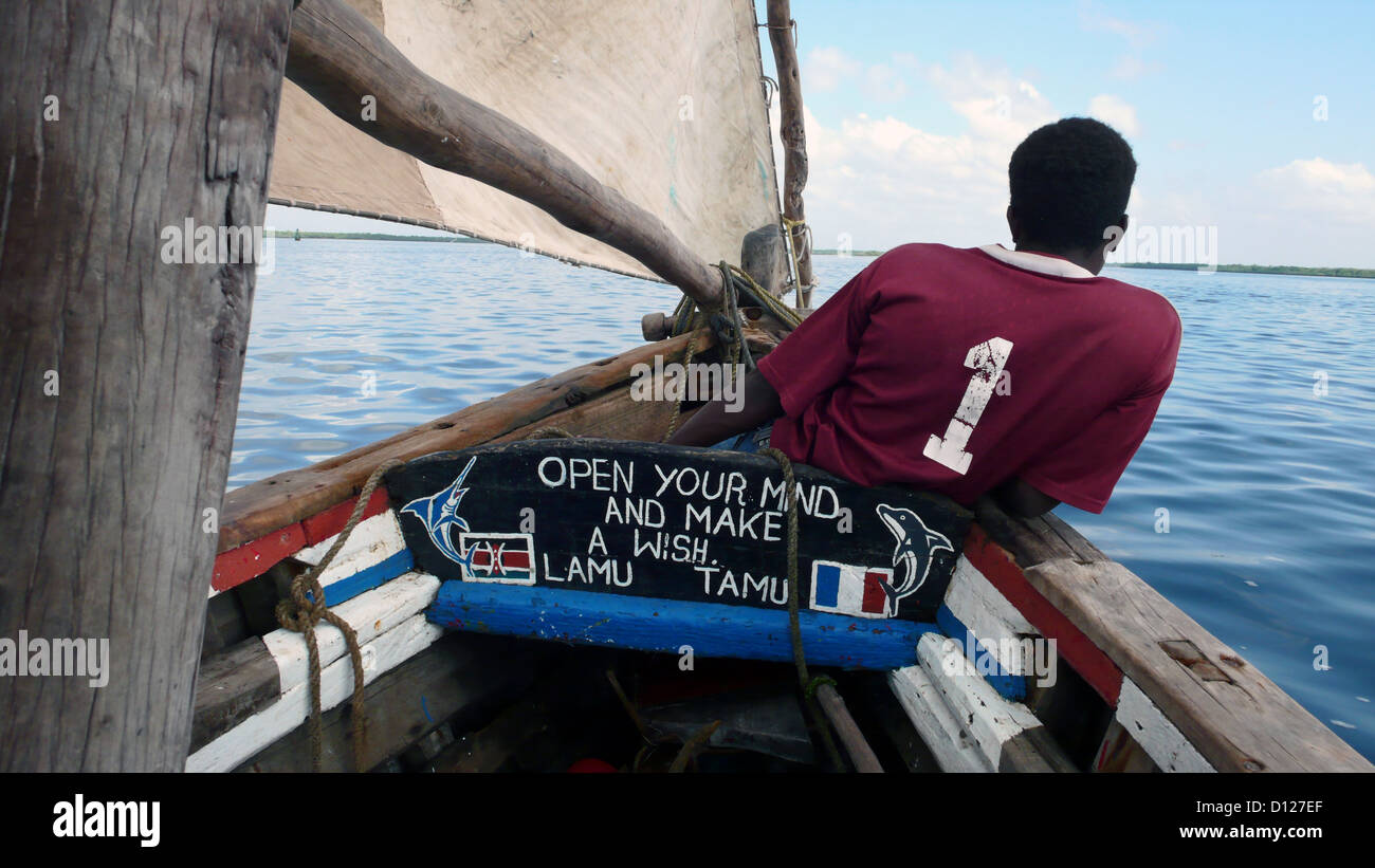 Un membro dell'equipaggio a bordo di un dhow, Lamu, Kenya, Africa orientale. 11/2/2009. Fotografia: Stuart Boulton/Alamy Foto Stock