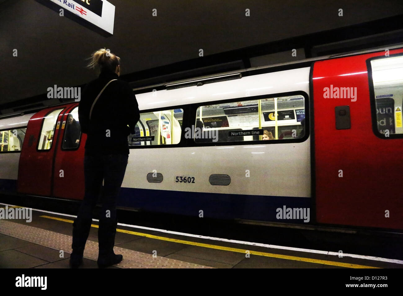 Londra Inghilterra donna in attesa sulla piattaforma a Balham Stazione della Metropolitana Foto Stock