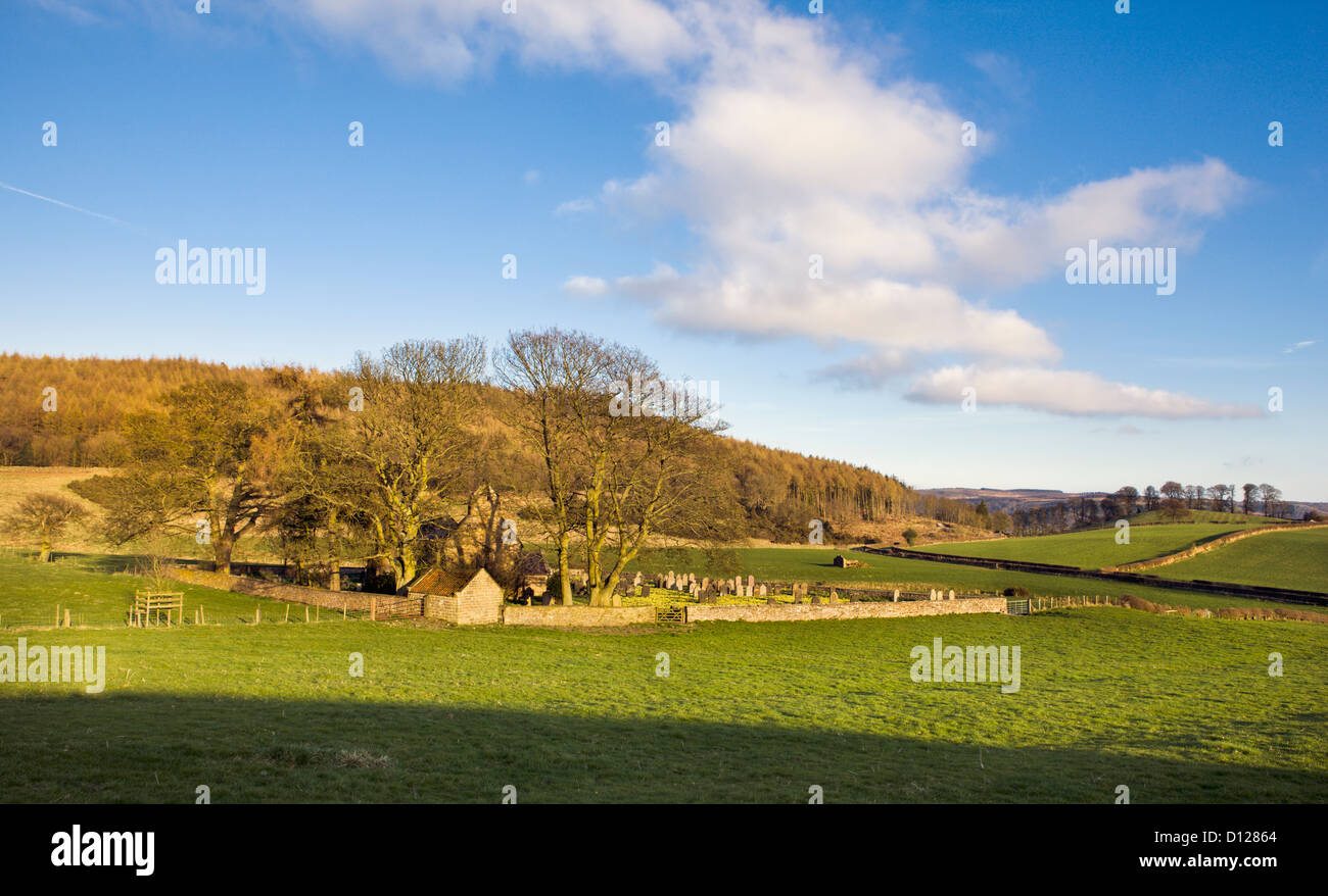 Chiesa di Santa Maria sul bordo del North Yorkshire Moors; oltre Silton North Yorkshire, Inghilterra Foto Stock