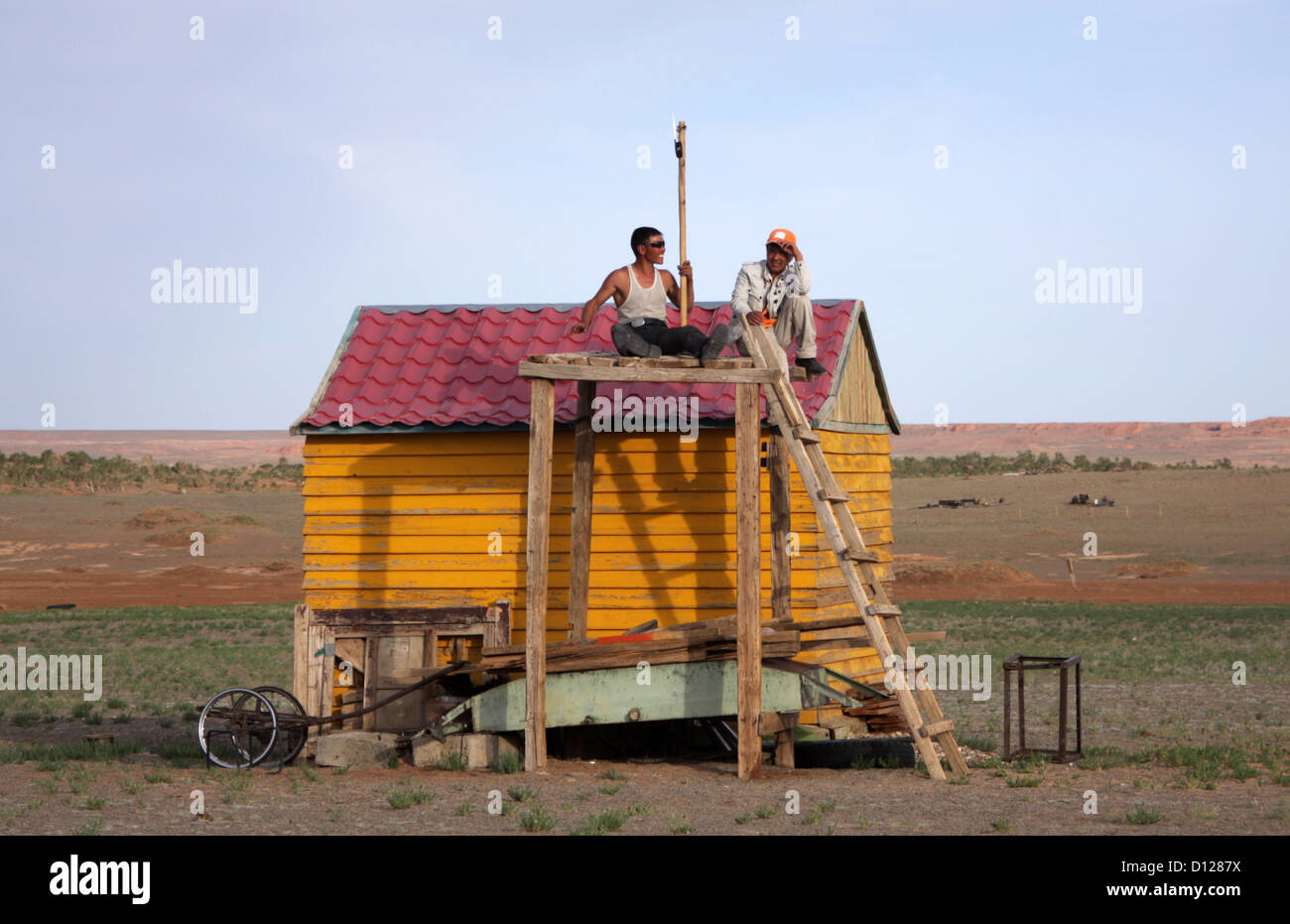 La gente del posto sta tentando di ottenere la ricezione mobile nel deserto del Gobi Foto Stock