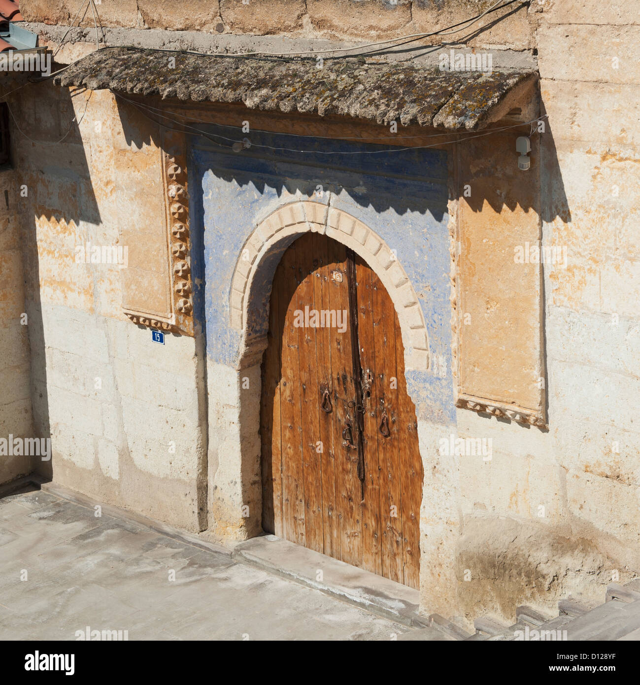 Edificio con un andamento arcuato porta in legno; Mustafapasa Nevsehir Turchia Foto Stock