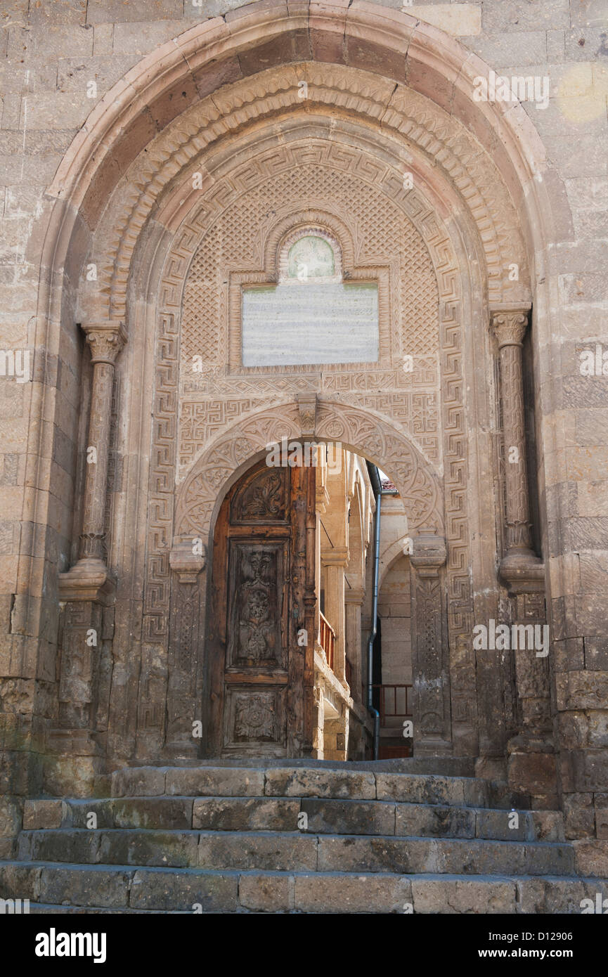 Ad arco in pietra porta d ingresso di un edificio; Mustafapasa Nevsehir Turchia Foto Stock