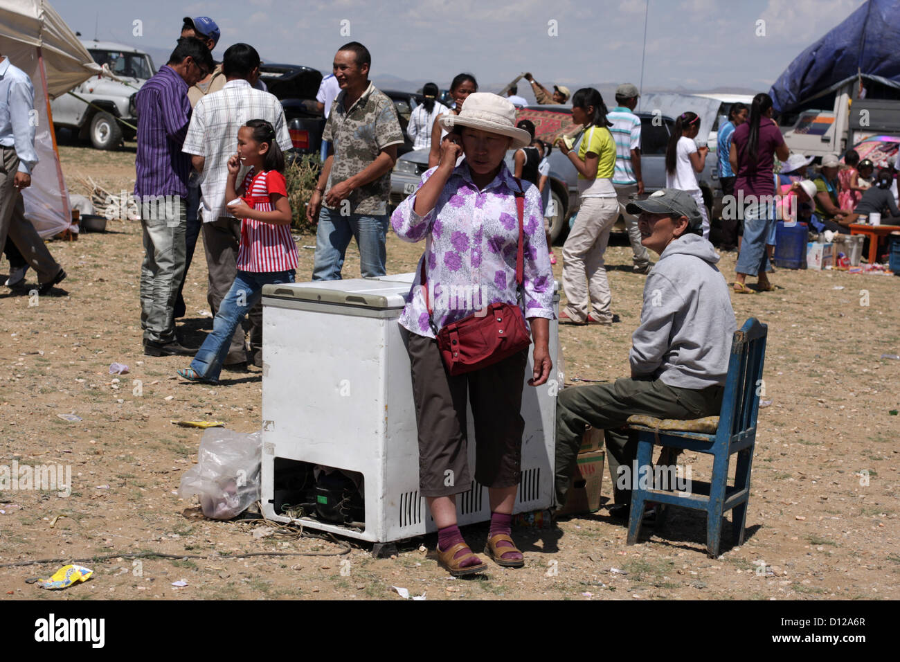 Donna al telefono presso il Festival di Naadam, Khovd Foto Stock