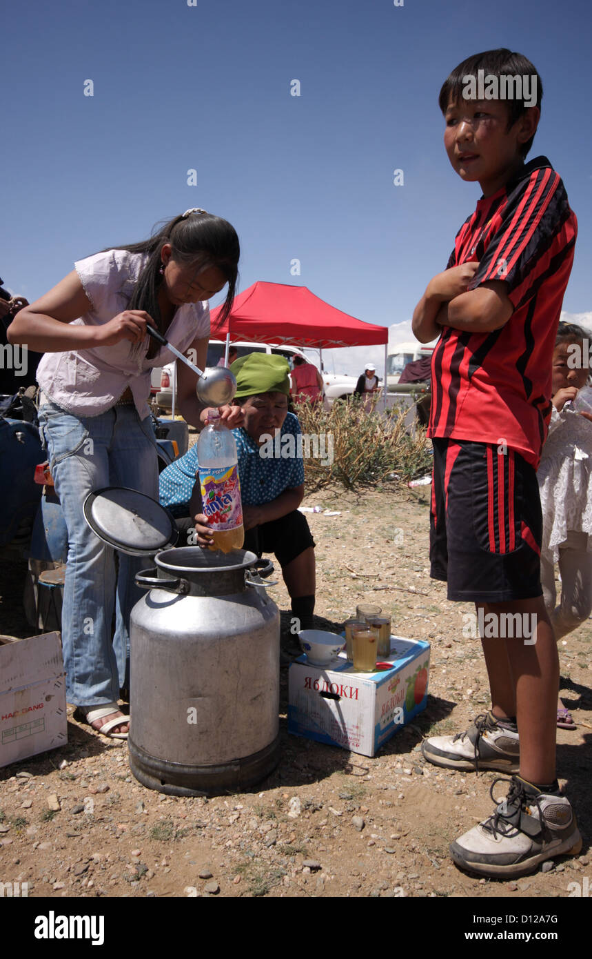 Ragazzo succo di acquisto presso il Festival di Naadam, Khovd Foto Stock