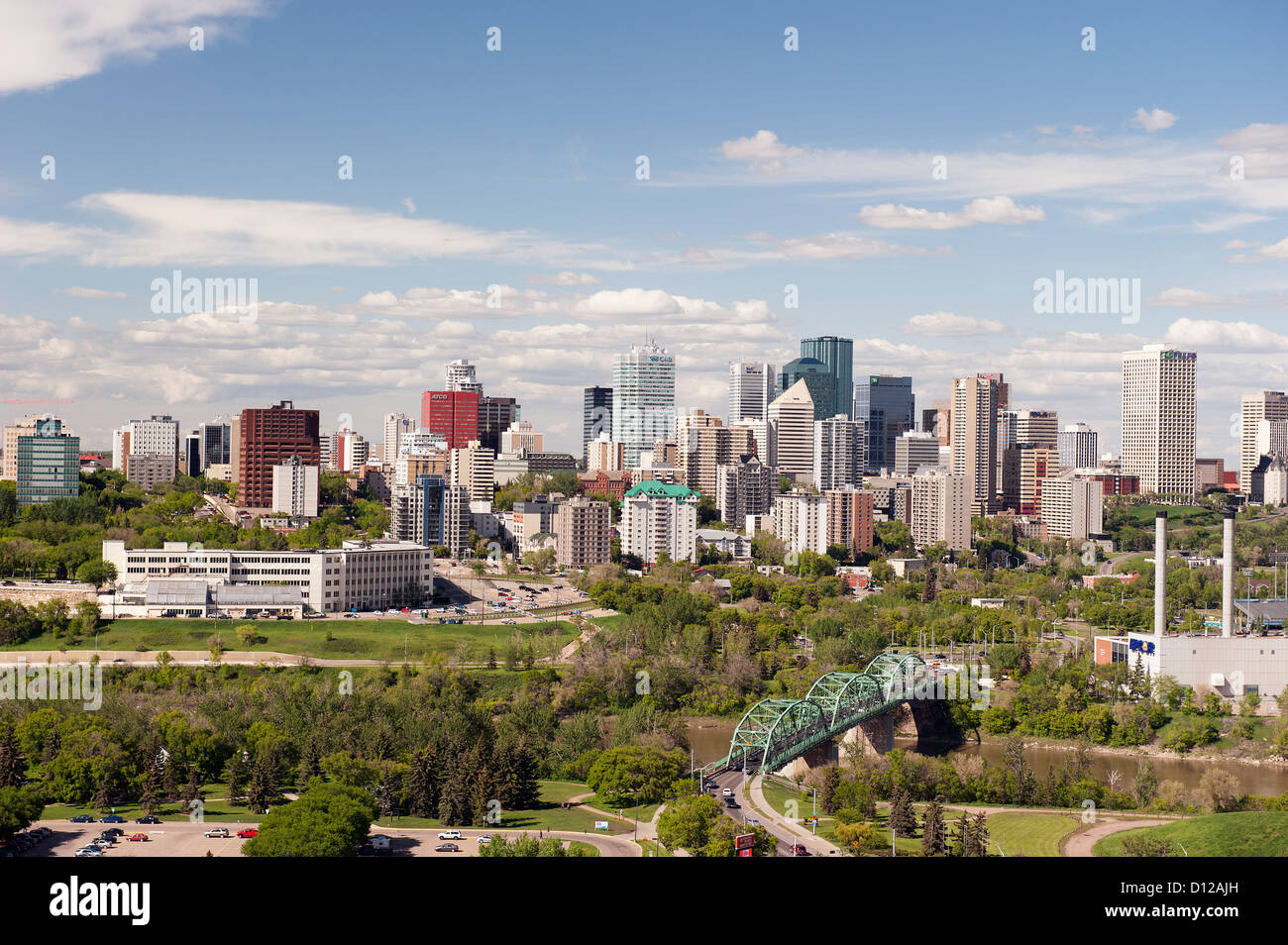 Vista del centro di nucleo con un ponte al di sopra del Nord del Fiume Saskatchewan; Edmonton Alberta Canada Foto Stock