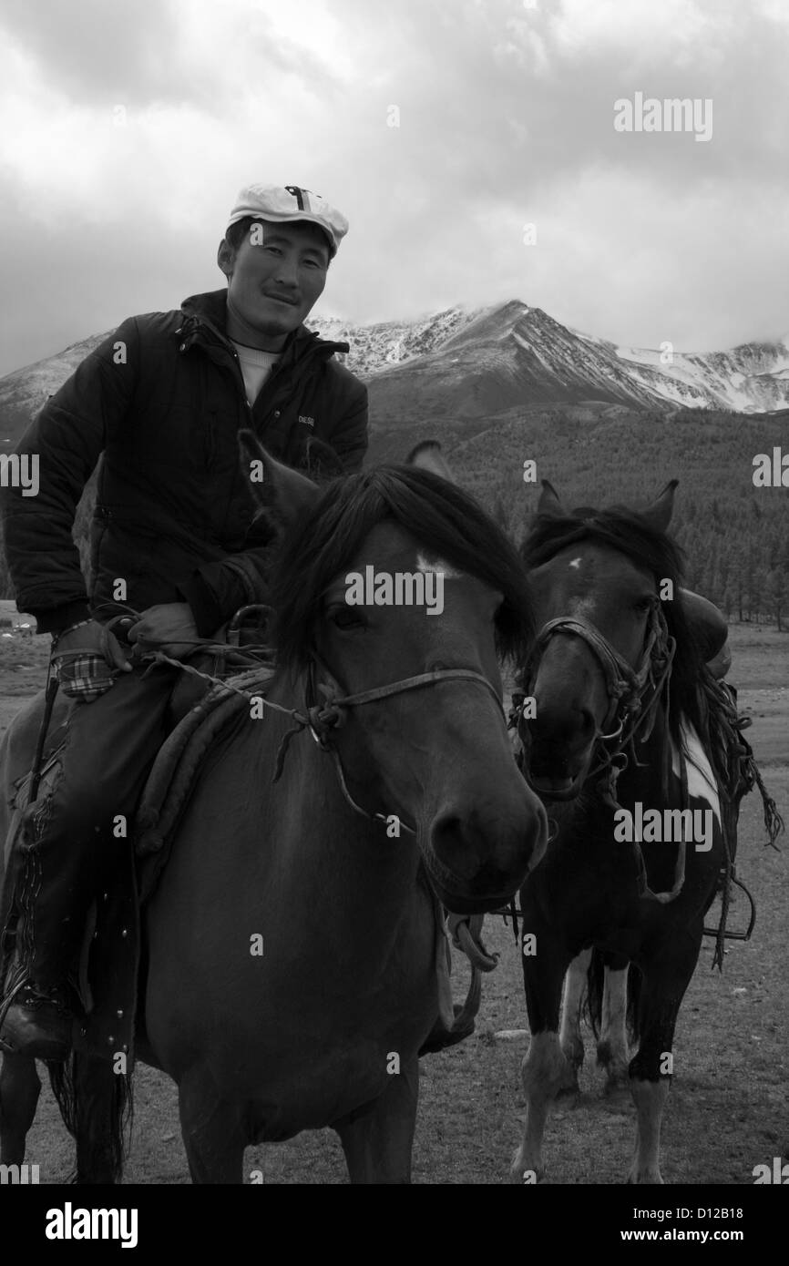 Il Nomad boy vicino lago Khoton, Altai Tavan Bogd Parco Nazionale Foto Stock