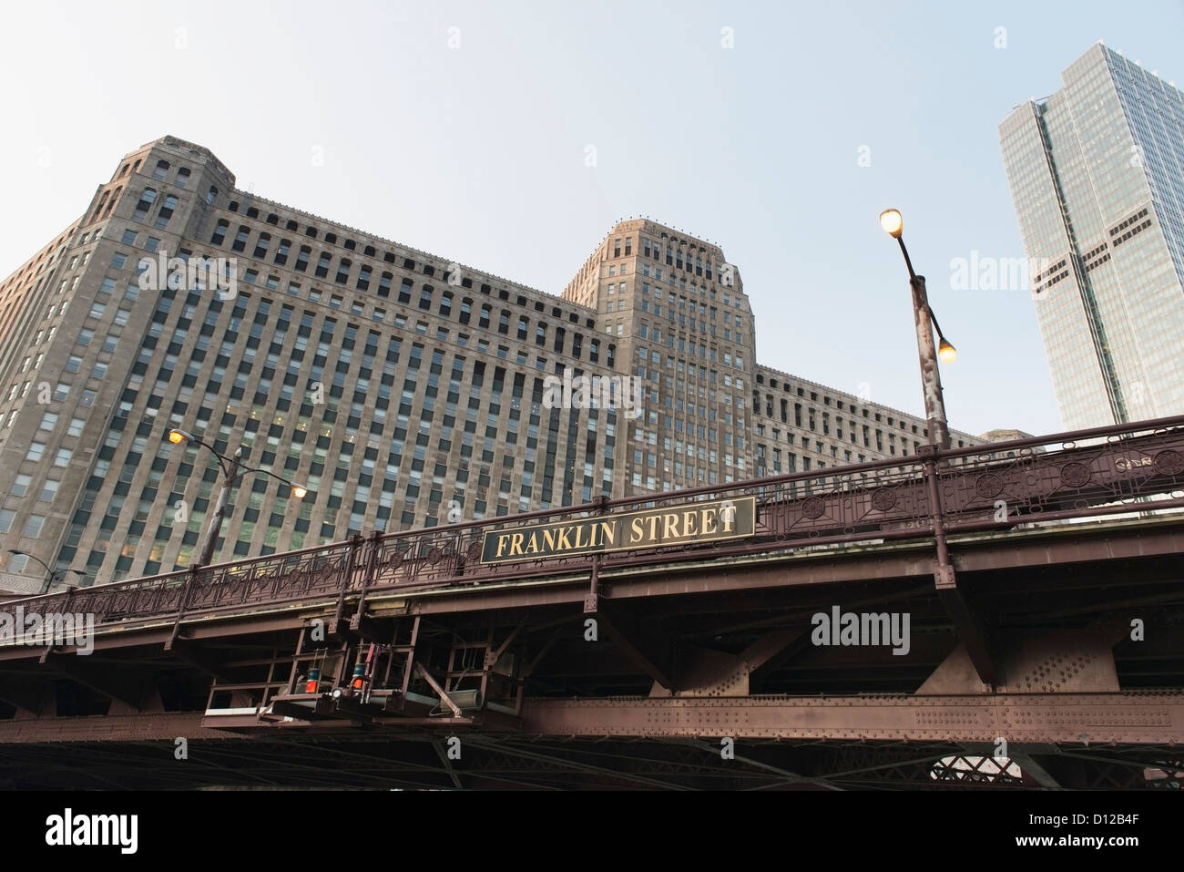 Ponte su Franklin Street e a basso angolo di visione degli edifici; Chicago, Illinois, Stati Uniti d'America Foto Stock