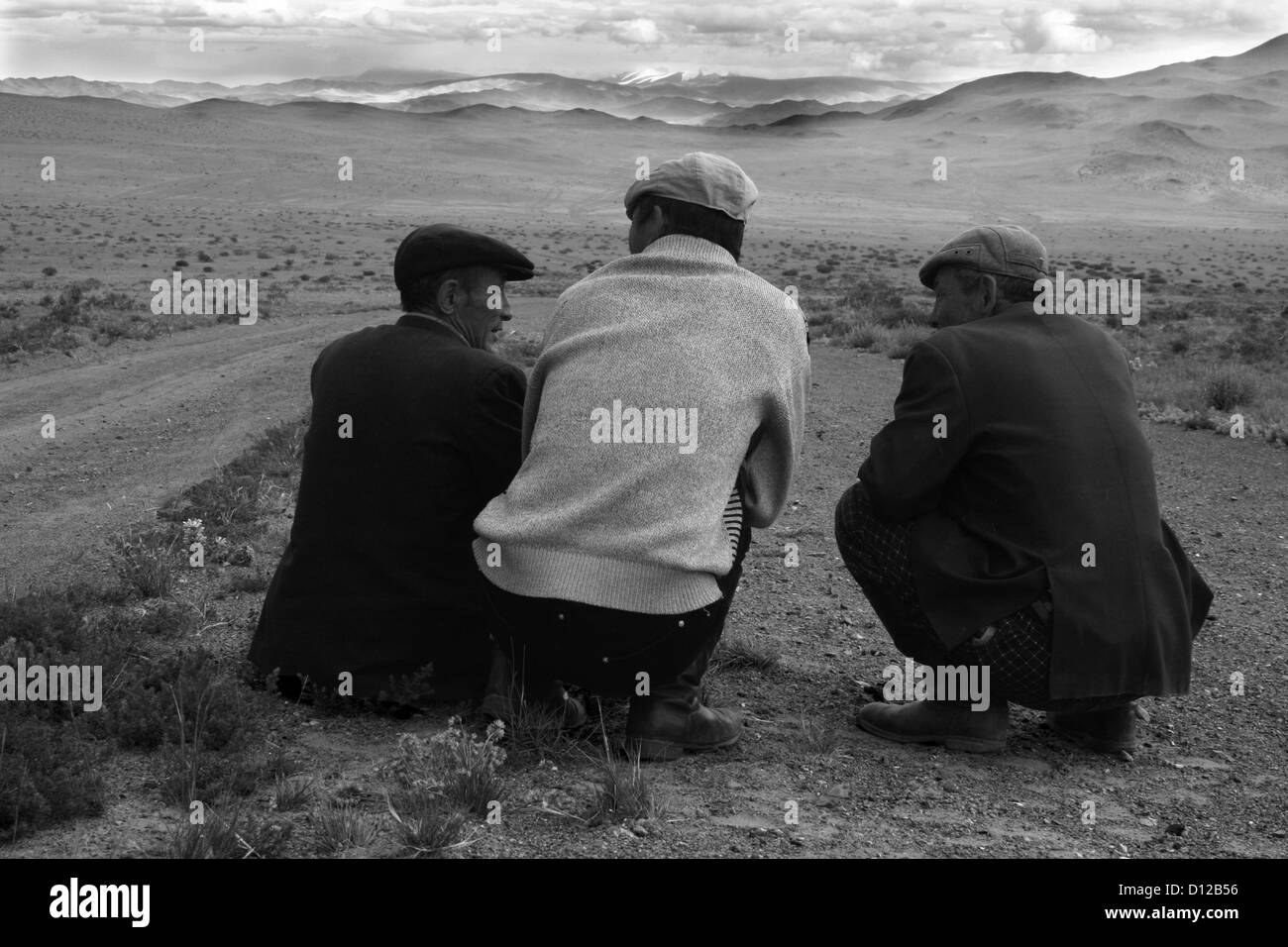 Gli uomini anziani in attesa che il motore del furgone a raffreddarsi, sulla strada che da Ulaankhus a Olgii Foto Stock