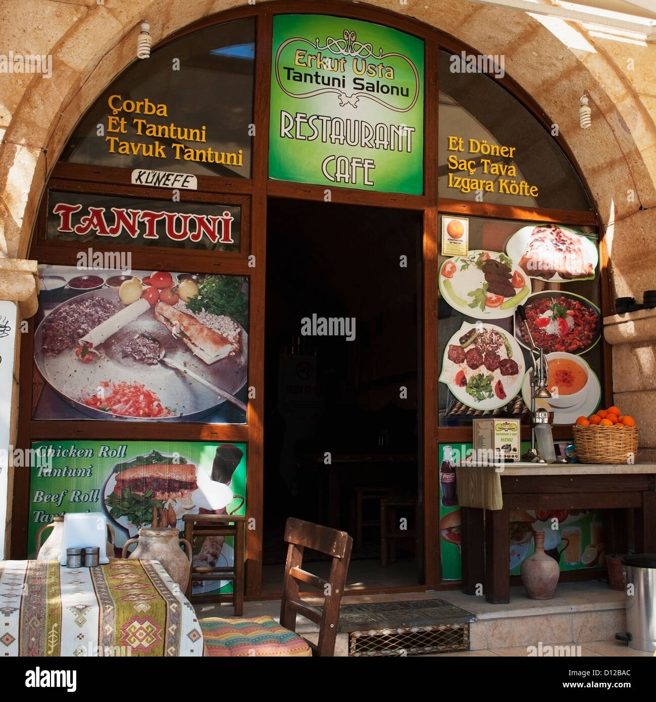 Parte anteriore di un ristorante con le immagini dei prodotti alimentari pubblicizzati intorno al telaio dello sportello; Mustafapasa Nevsehir Turchia Foto Stock