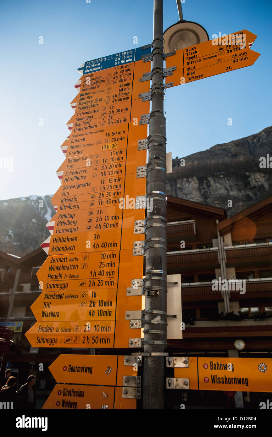 Segni di destinazione su una lampada posta; Zermatt Vallese Svizzera Foto Stock