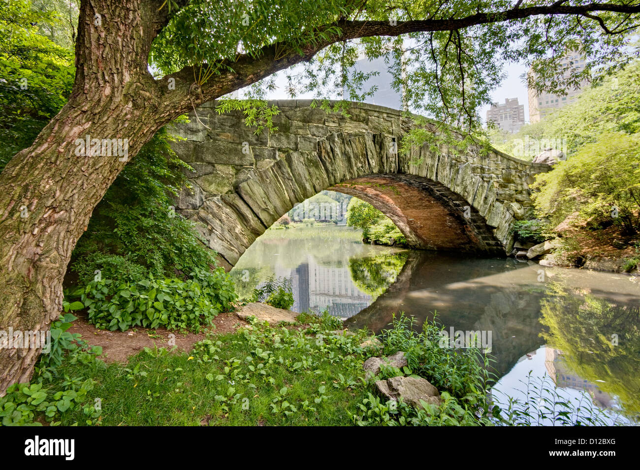 Un ponte di pietra, Gapstow Bridge, nel Central Park di New York. Foto Stock