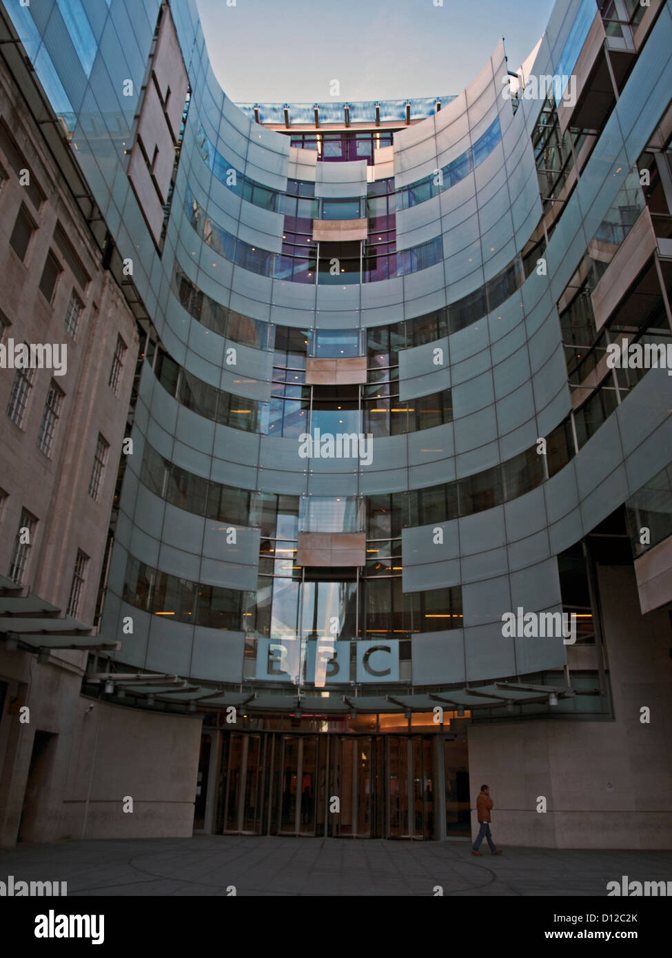 La facciata della nuova BBC Broadcasting House East Wing, Langham Place, City of Westminster, Londra, Inghilterra, Regno Unito Foto Stock