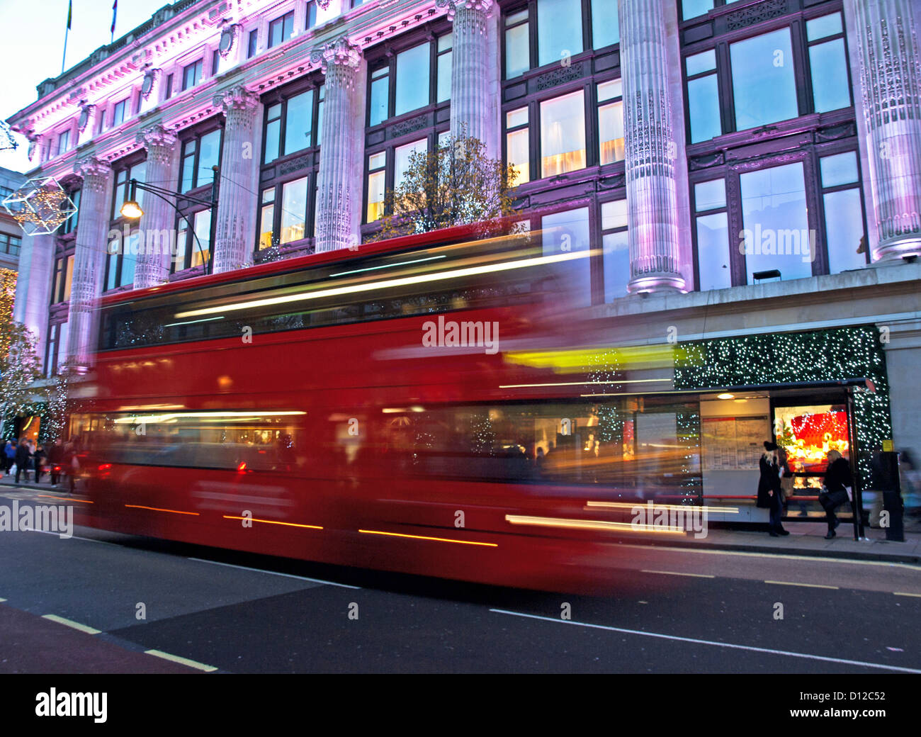 Spostando il bus di fronte dal grande magazzino Selfridges di notte, Oxford Street, City of Westminster, Londra, Inghilterra, Regno Unito Foto Stock