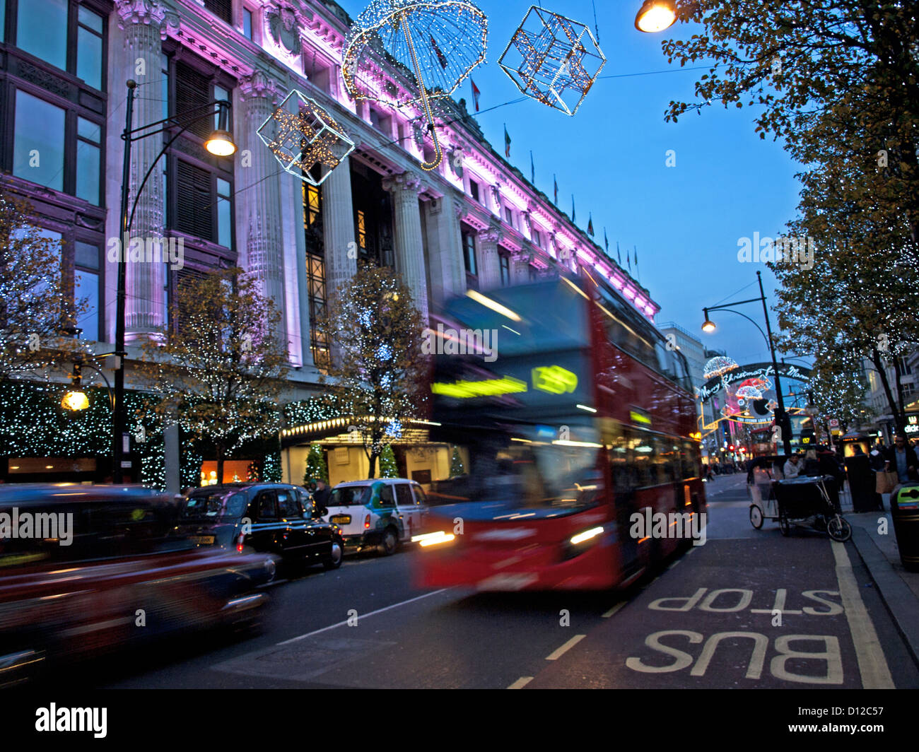 Il traffico su Oxford Street che mostra dal grande magazzino Selfridges di notte, City of Westminster, Londra, Inghilterra, Regno Unito Foto Stock