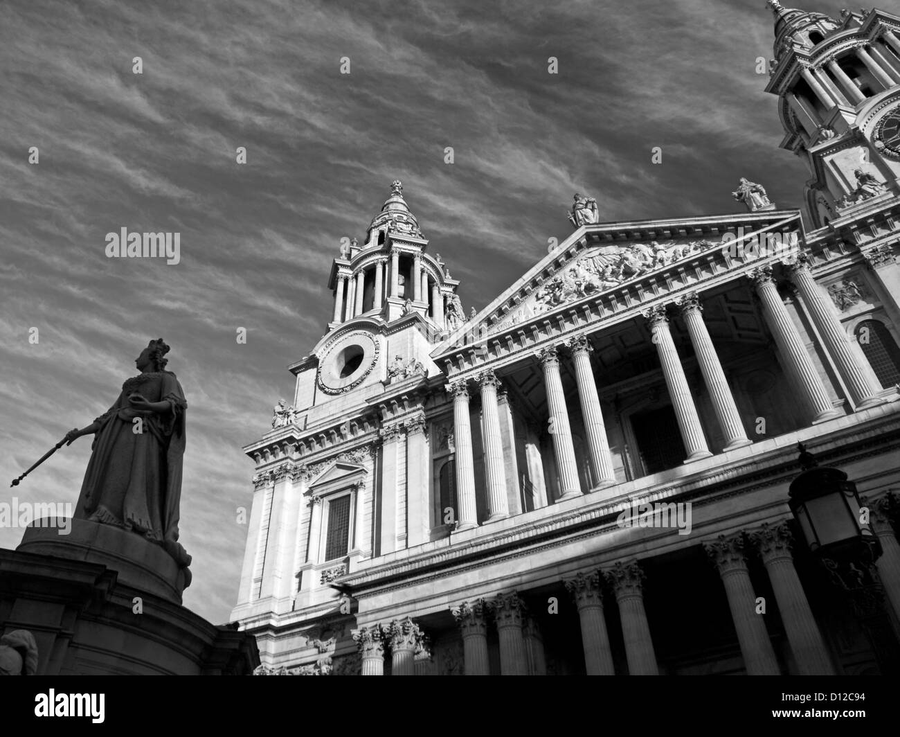 Ad ovest la facciata della Cattedrale di San Paolo (Cattedrale Chiesa di San Paolo apostolo) mostra la statua della regina Victoria Foto Stock