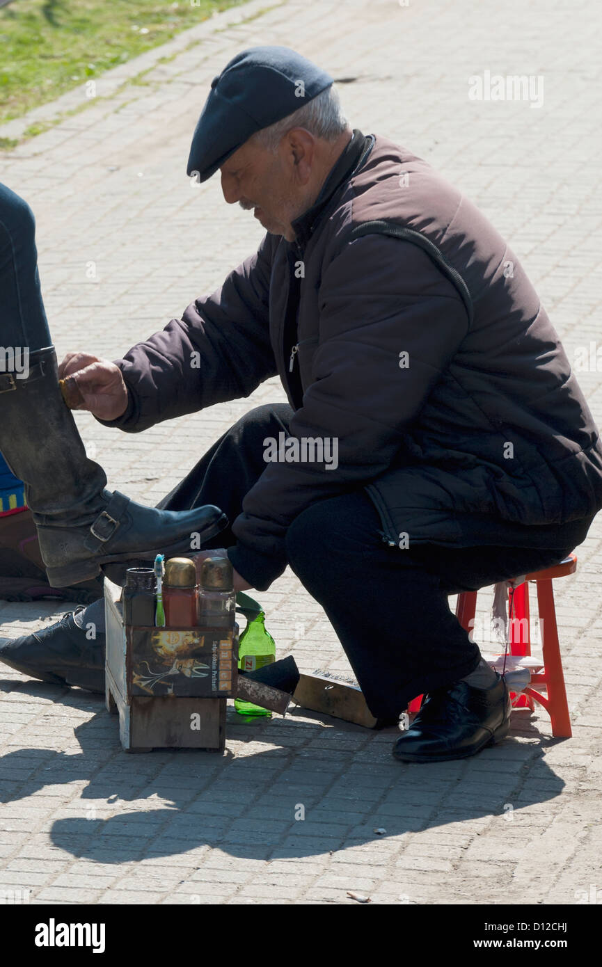Sciuscià in strada; Istanbul Turchia Foto Stock