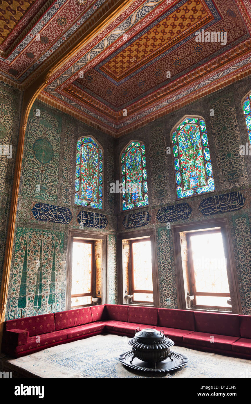 Design ornati sulle pareti e sul soffitto del palazzo di Topkapi; Istanbul Turchia Foto Stock