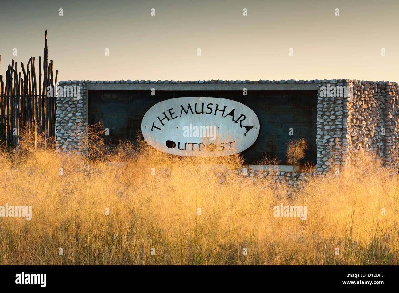 Mushara Outpost entrata a Mushara Lodge, riserva privata vicino all'ingresso al Parco Nazionale di Etosha, Regione di Oshikoto, Namibia, Africa Foto Stock