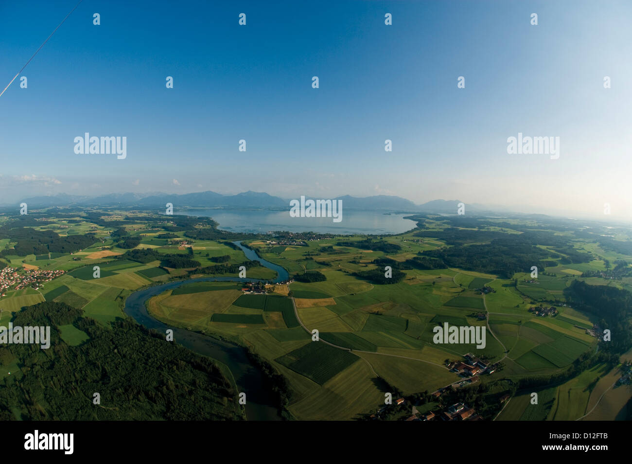 In Germania, in Baviera, la vista del paesaggio di pascolo e il lago di Chiemsee Foto Stock