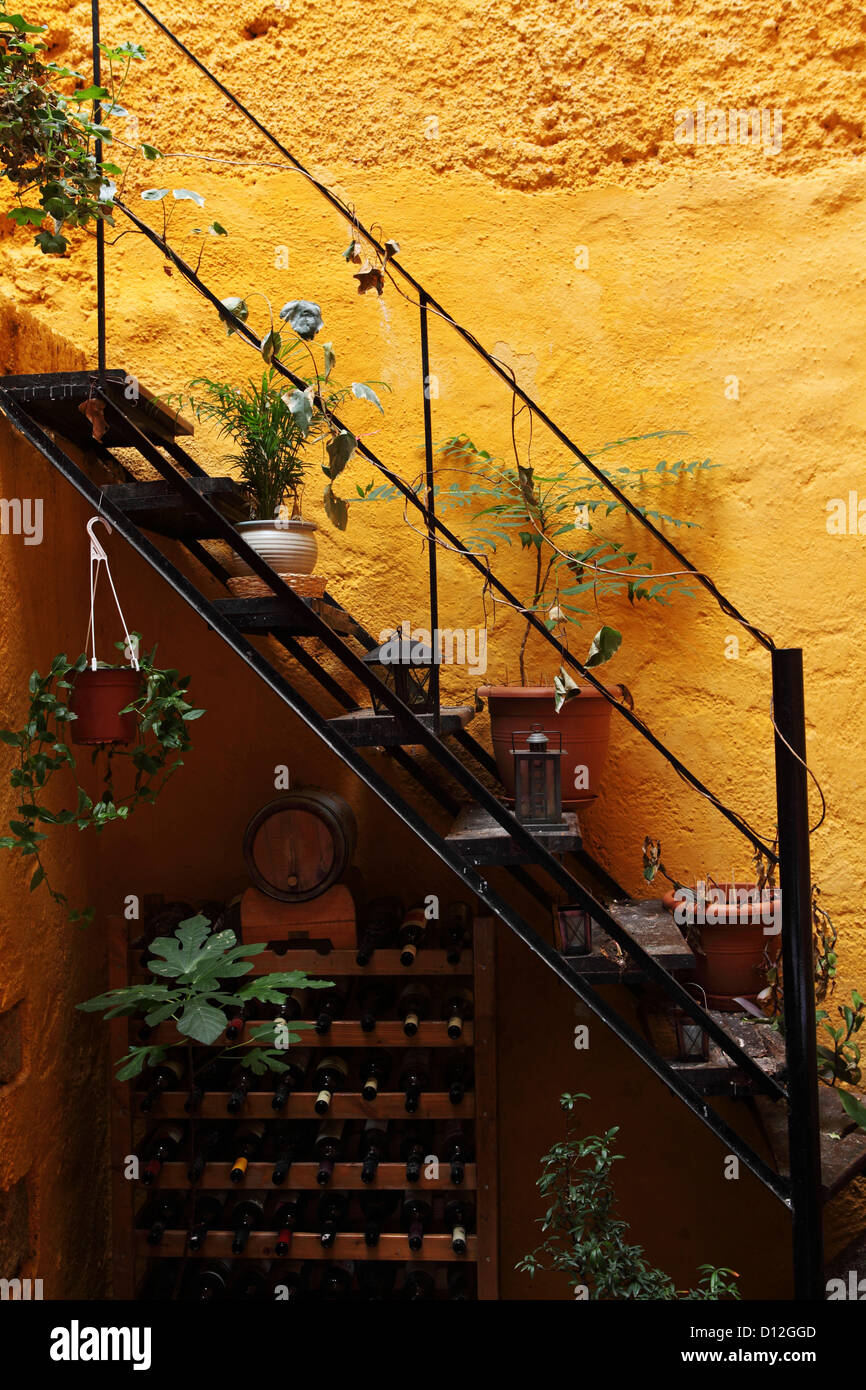 Scala metallica a un al ristorante frecso a Chania a Creta in Grecia. Foto Stock