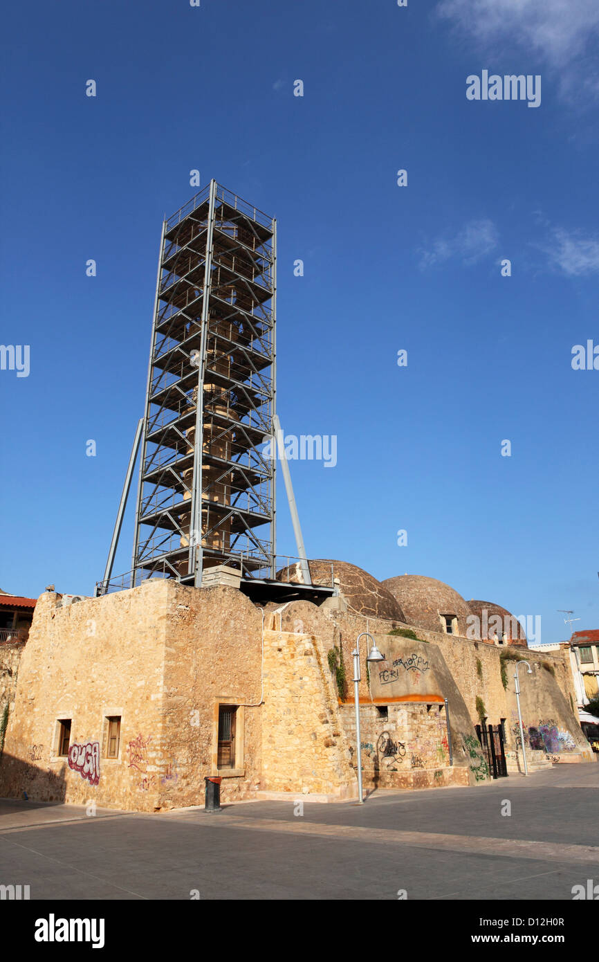 Il minareto della storica moschea Nerantze (o Gazi Hussein Moschea) è rivestita di un ponteggio nella città vecchia di Rethymno, Creta. Foto Stock