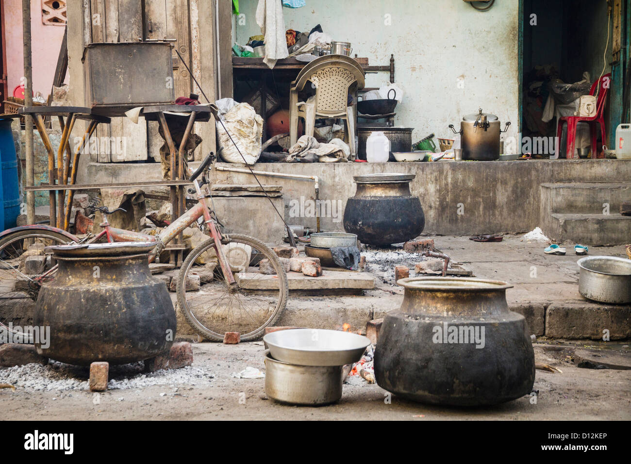 India, Ahmedabad, in vista della cucina di strada Foto Stock
