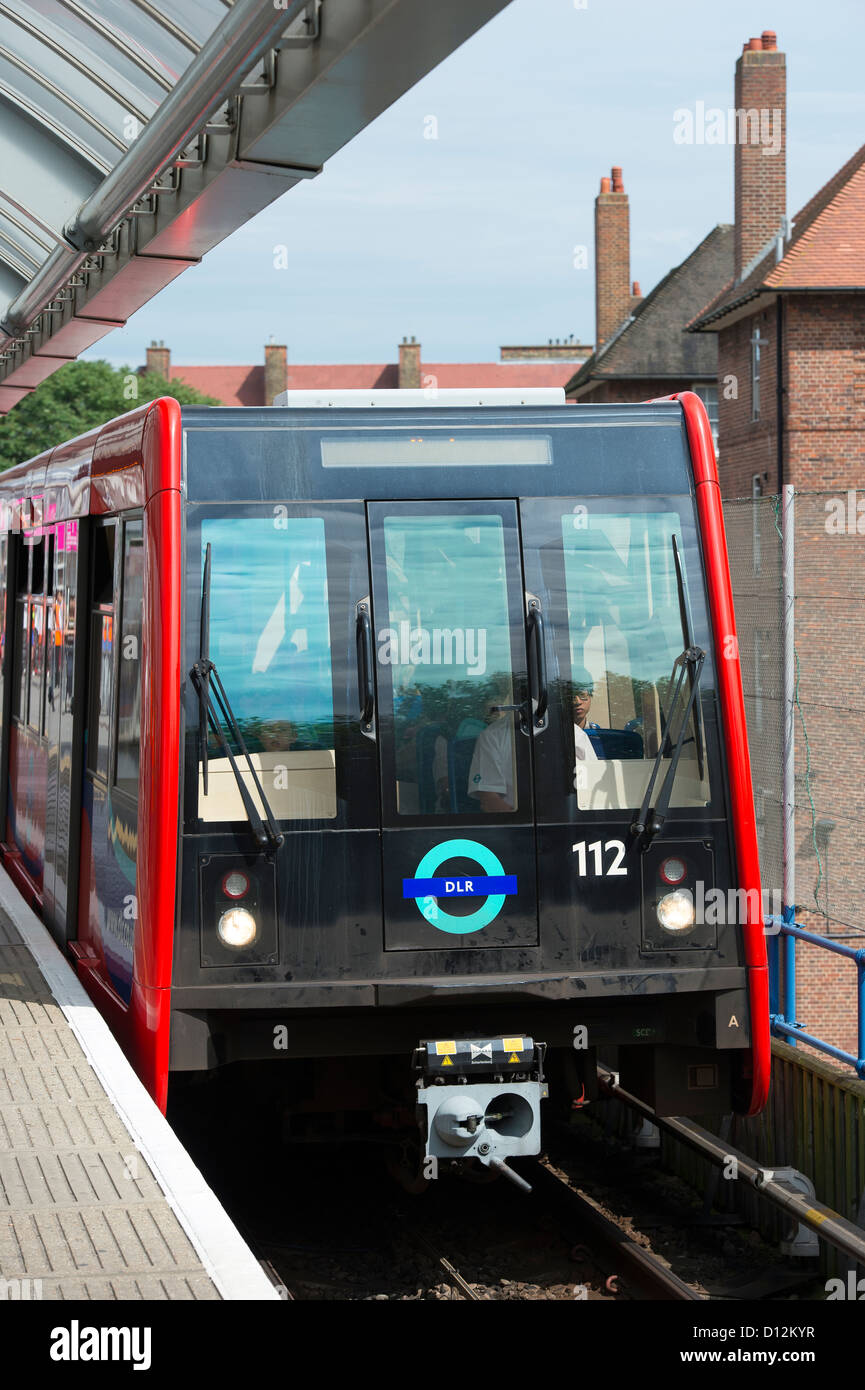 Il treno sulla ferrovia leggera Docklands, Londra, Inghilterra. Foto Stock