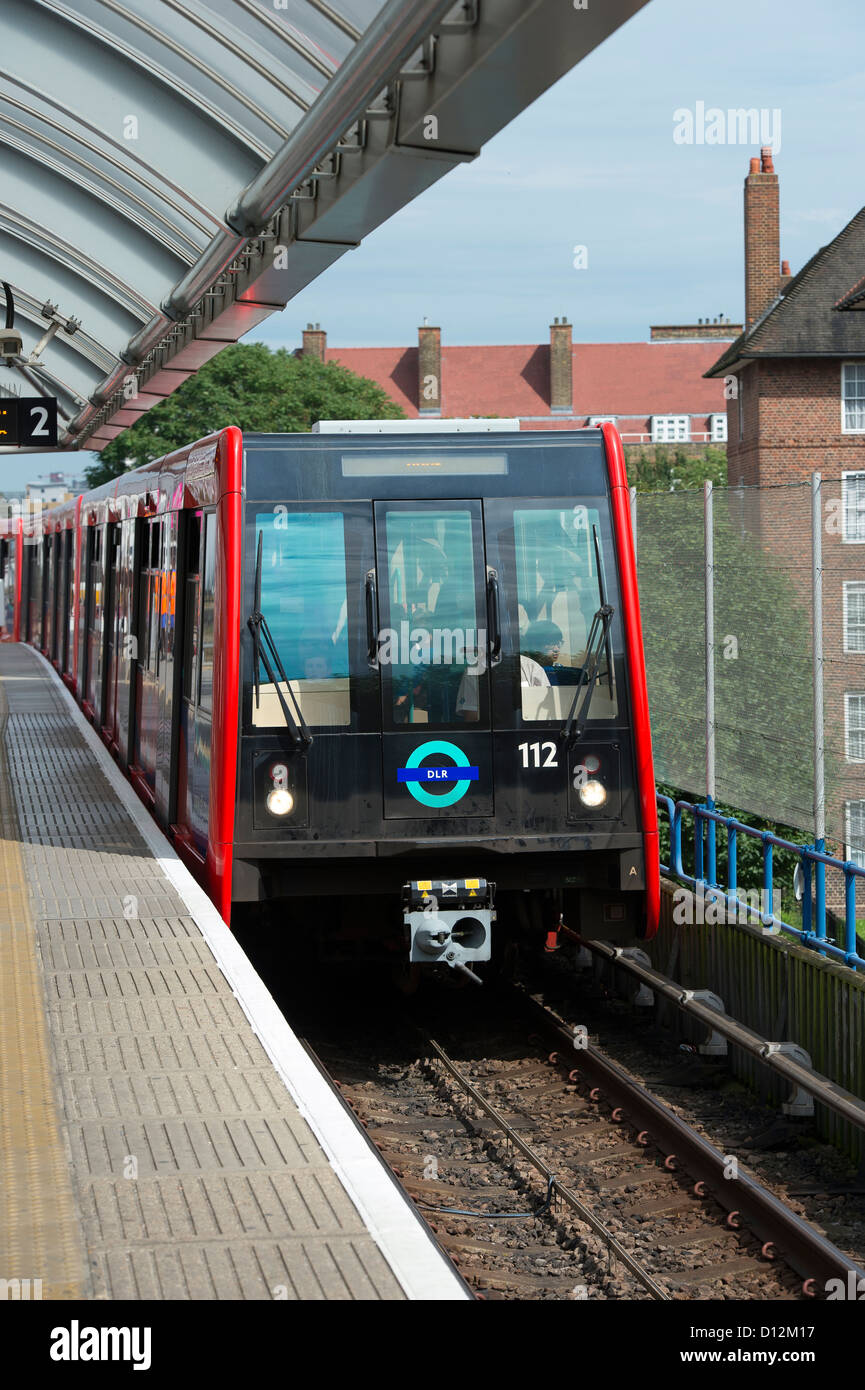 Il treno sulla ferrovia leggera Docklands, Londra, Inghilterra. Foto Stock
