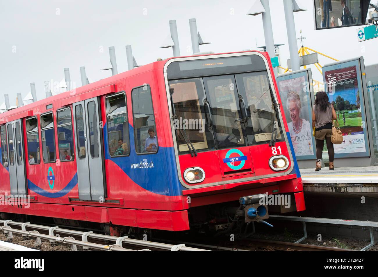 Il treno sulla ferrovia leggera Docklands, Londra, Inghilterra. Foto Stock
