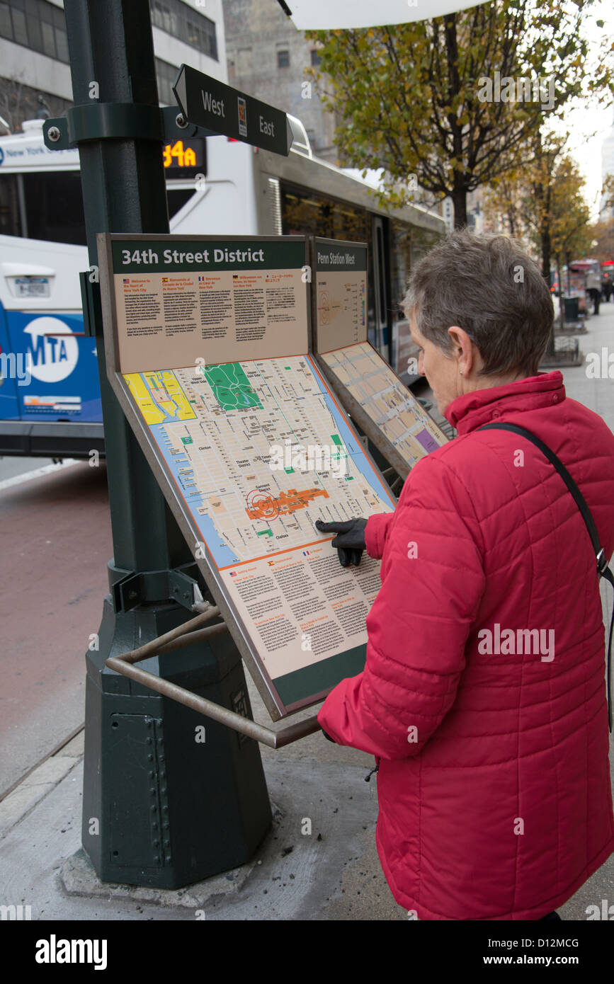 Per turisti in cerca di un 34th Street District mappa & information board Manhattan New York STATI UNITI D'AMERICA Foto Stock