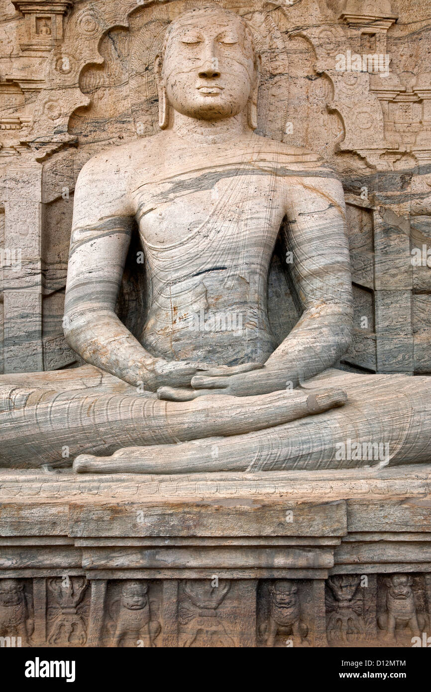 Buddha seduto scolpito nella roccia. Gal Vihara. Polonnaruwa antica città. Sri Lanka Foto Stock