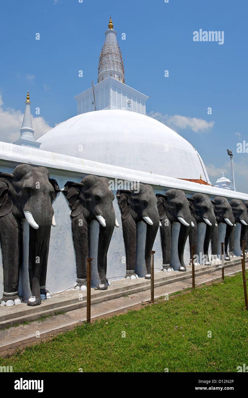Ruvanvelisaya Dagoba. Anuradhapura Città antica. Sri Lanka Foto Stock
