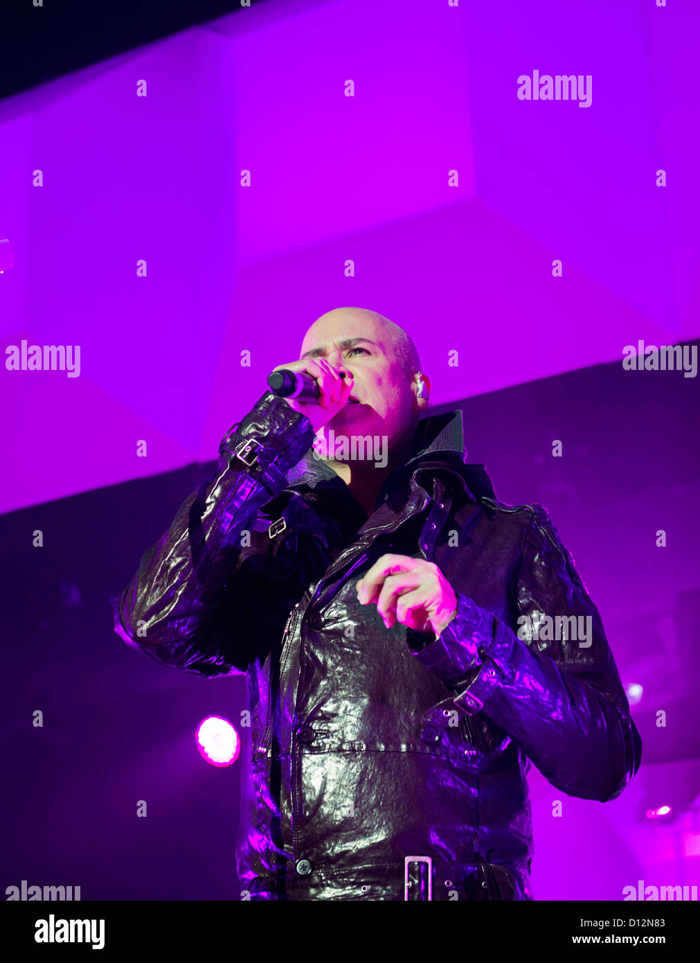 Phil Oakey band leader, con la Human League in concerto a Wolverhampton Civic Hall il 2 dicembre 2012 Foto Stock