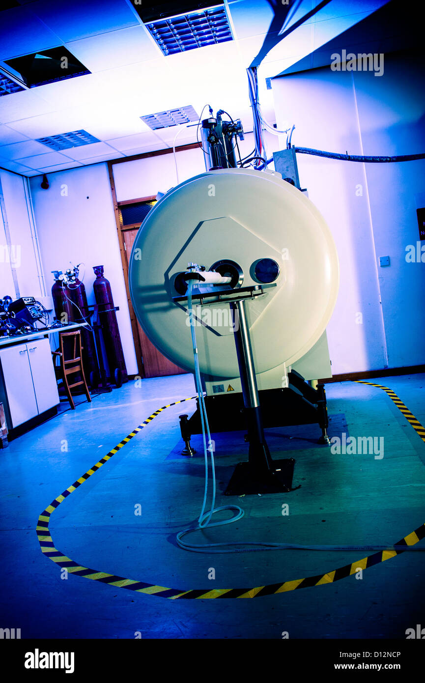 Piccolo foro di Risonanza Magnetica (RM) scanner, in cui i soggetti di piccole dimensioni vengono sottoposti a scansione. Foto Stock