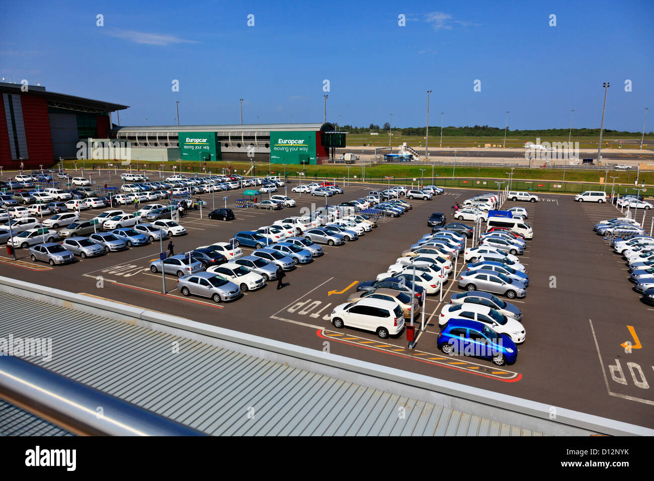 Un area di parcheggio per le società di autonoleggio Europcar al King Shaka airport a Durban in Sud Africa Foto Stock